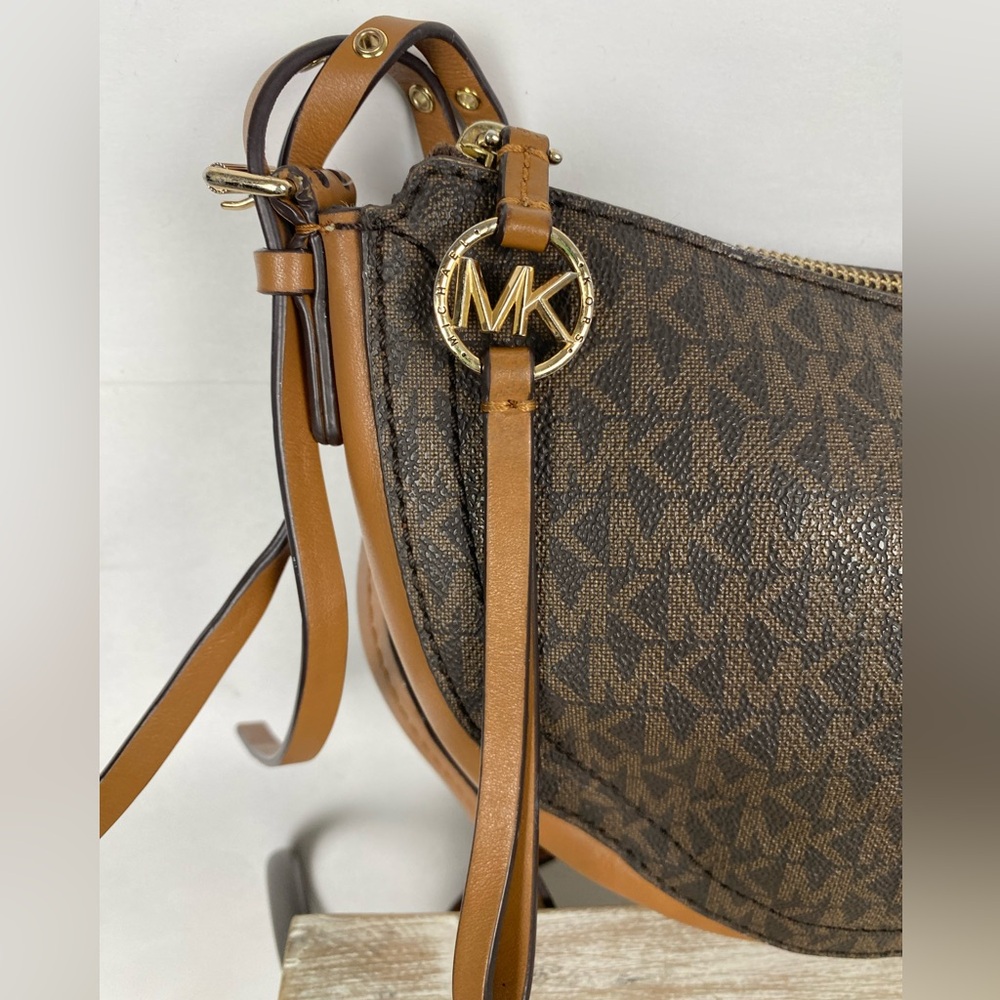 Michael Kors Camden messenger bag signature logo-print canvas gold-tone hardware - Picture 6 of 16